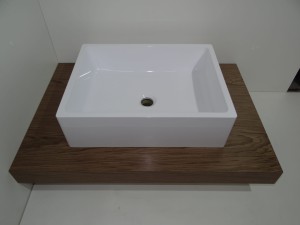 Blat pod umywalkowy 800 I Orzech (produkt poekspozycyjny). Oferta nie dotyczy umywalki. Umywalka do kupienia oddzielnie.