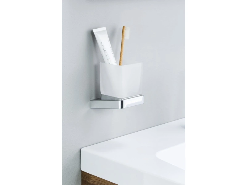 TD 210.00 kubek szklany z uchwytem 10° chrom  2.jpg